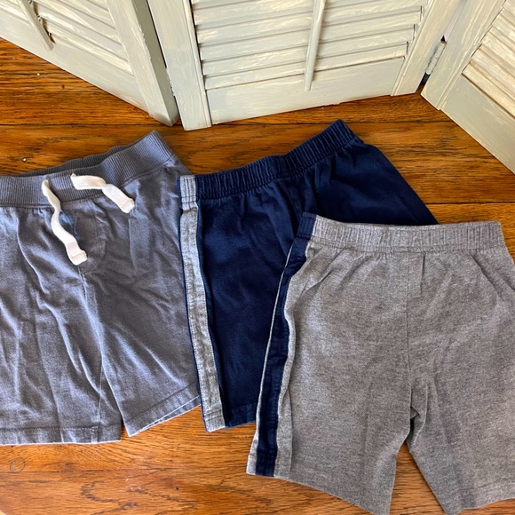 3 pairs of boys knit shorts size 4T - Picture 1 of 6